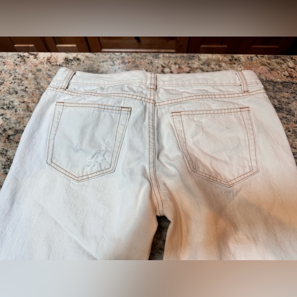 NWOT Old Navy low waist, boy-cut fit white distressed jeans. Size 8 - Picture 6 of 16